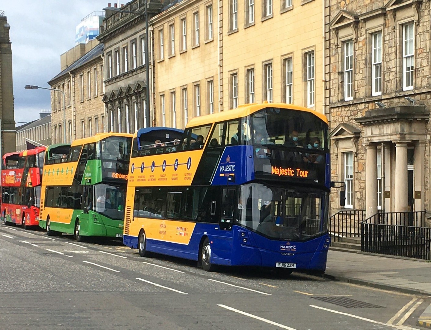 bus tour around edinburgh