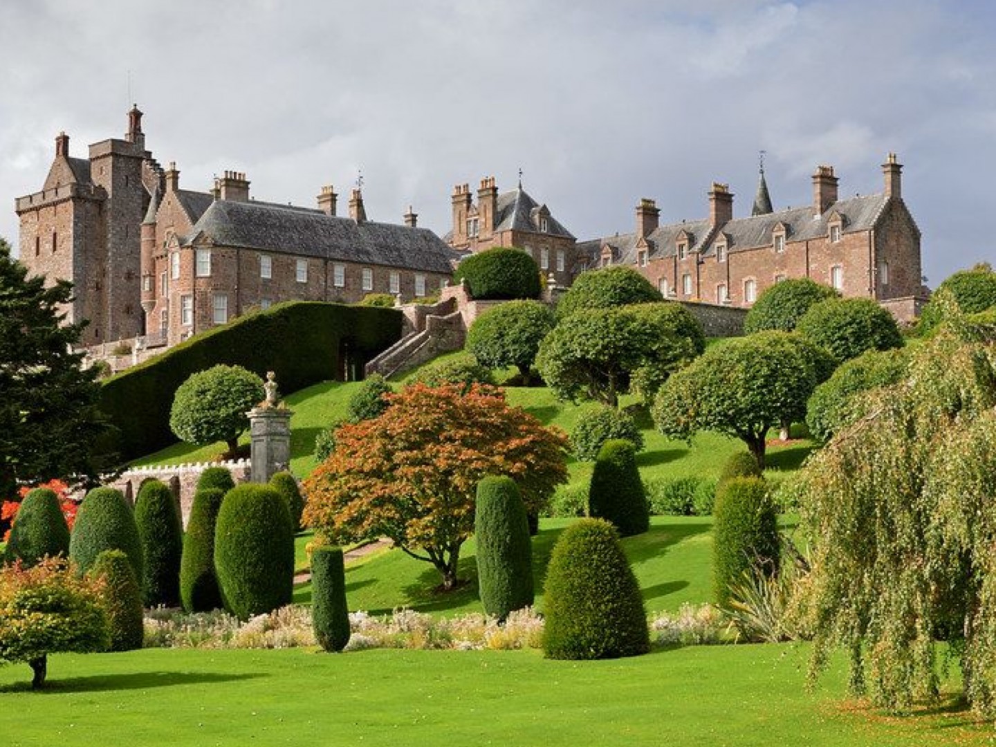 DRUMMOND CASTLE GARDENS | VisitScotland